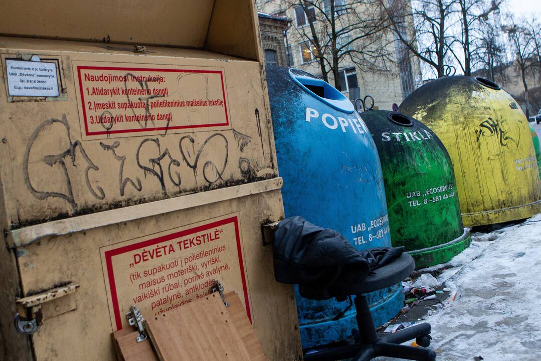 Sutrukdė pusnys: sostinėje neišvežta daugiau kaip penktadalis šiukšlių