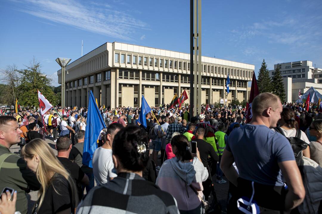 Protestas prie Seimo prieš COVID-19 ribojimus