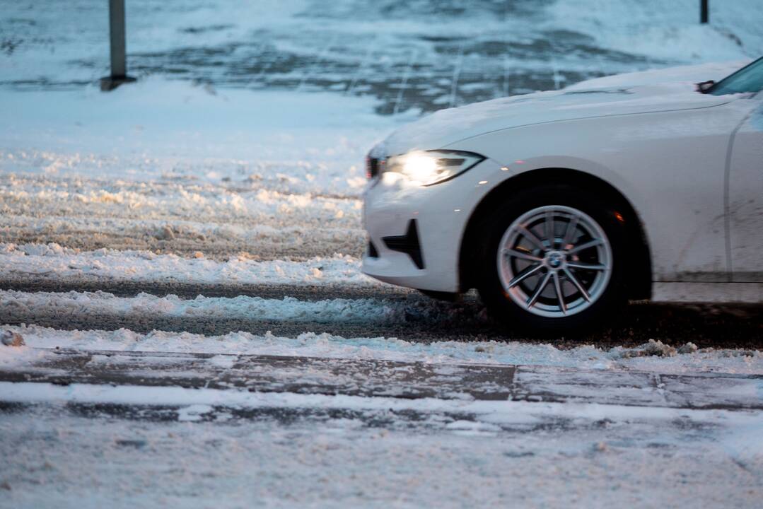 Rinkitės saugų greitį: naktį eismo sąlygas sunkins plikledis