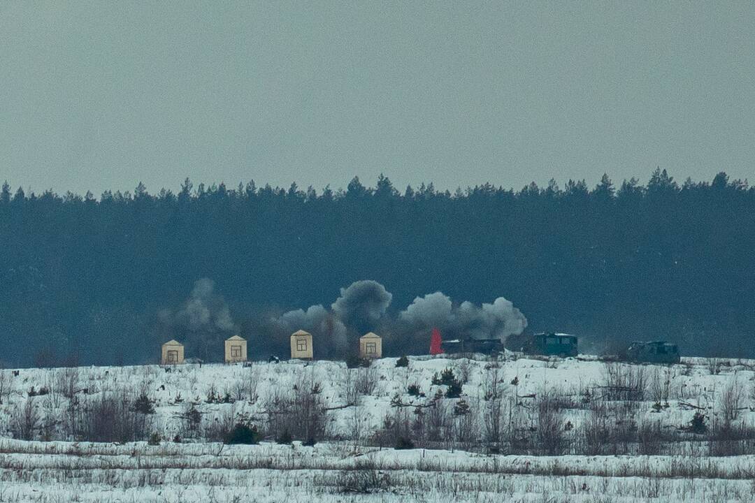 KAM siūlo supaprastinti privačios žemės paėmimą karinei infrastruktūrai