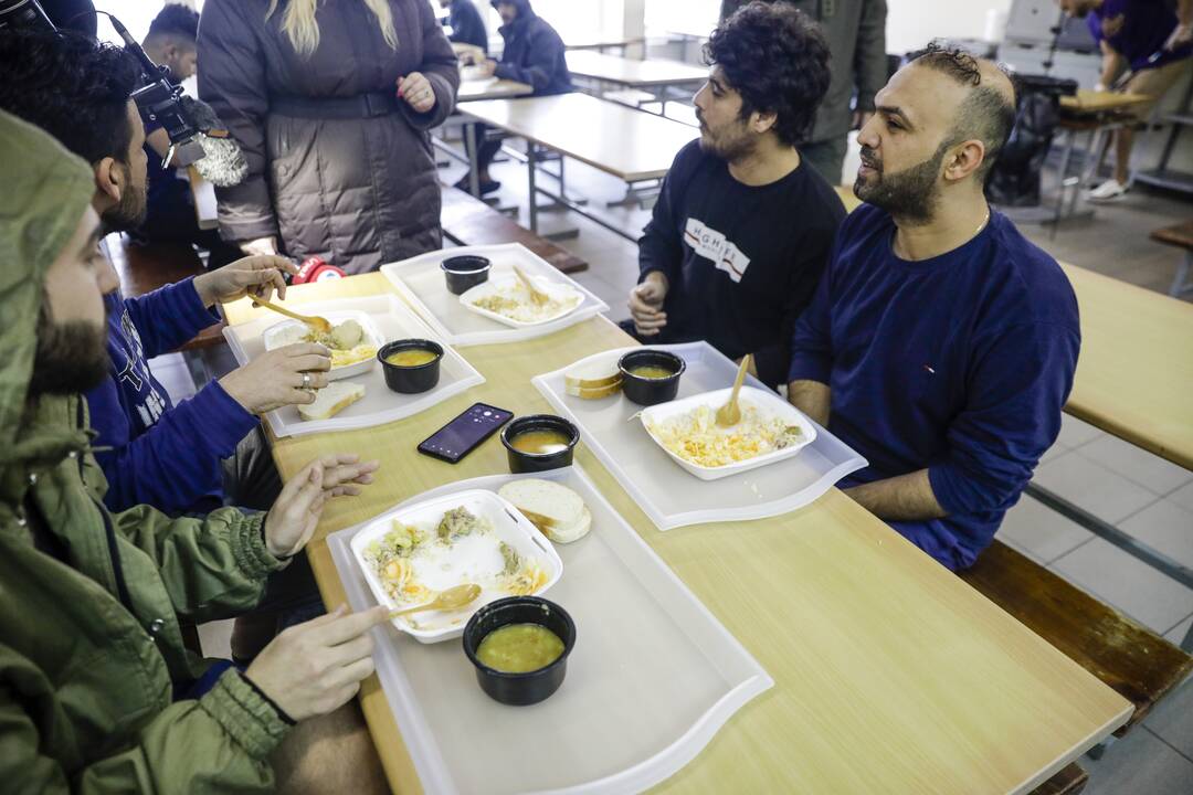 Migrantai Kybartų užsieniečių registracijos centre