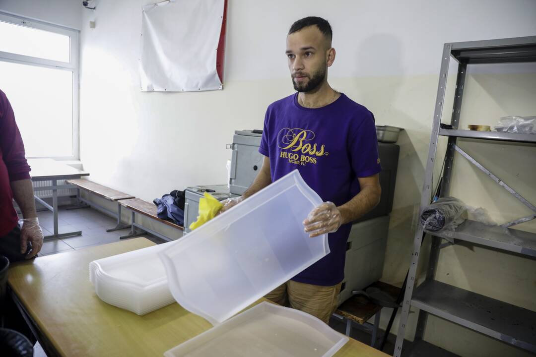 Migrantai Kybartų užsieniečių registracijos centre