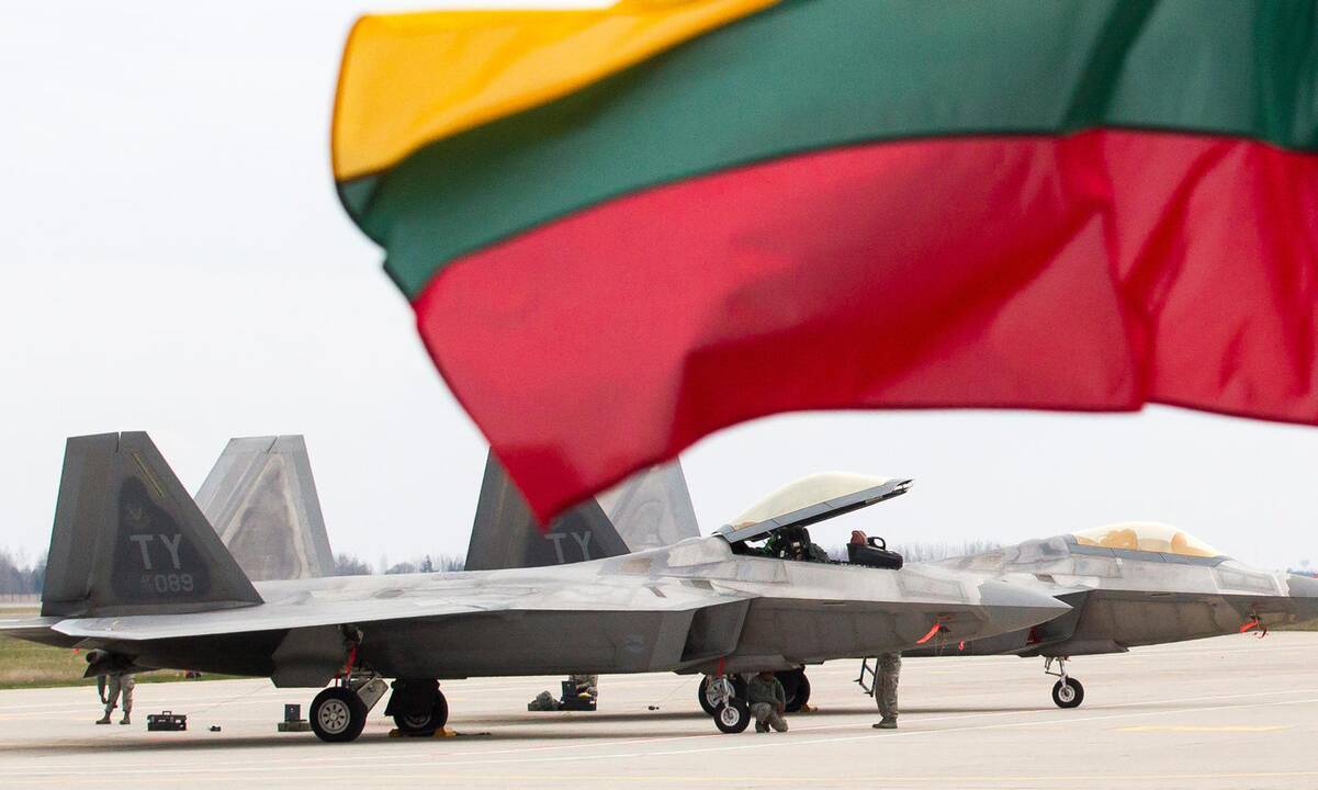NATO naikintuvai penkis kartus kilo lydėti Rusijos karinių orlaivių
