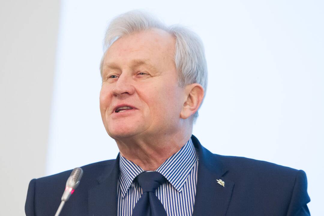 Liberalas Kęstutis Glaveckas juokavo, kad kovai su koronavirusu reikia į Seimą grąžinti alkoholį.
