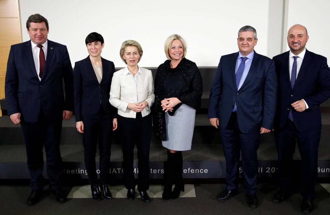 Lietuvos ministras R. Karoblis – pirmas iš kairės