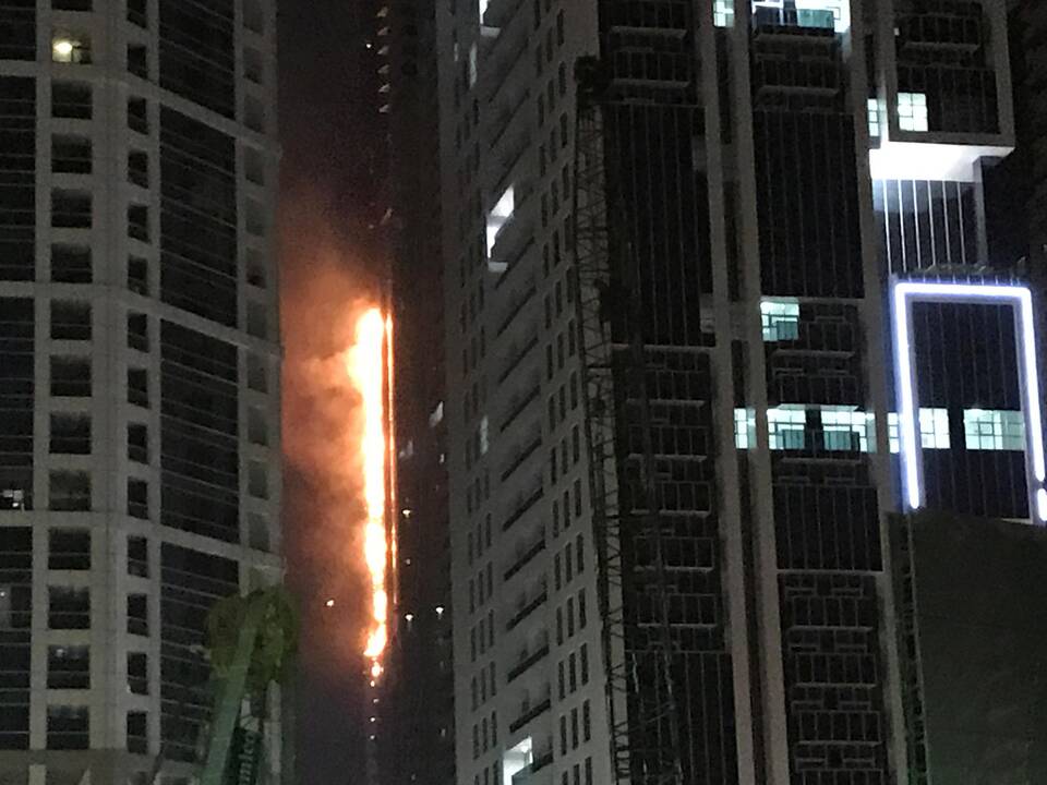 Dubajuje liepsnojo dar vienas dangoraižis, ugnis greitai užgesinta
