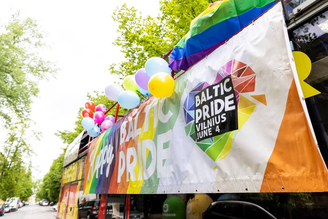 Pajudėjo „Baltic Pride“ Vaivorykštės autobusas