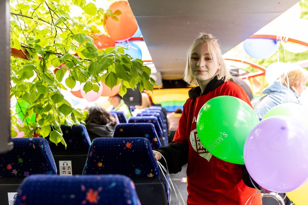 Pajudėjo „Baltic Pride“ Vaivorykštės autobusas