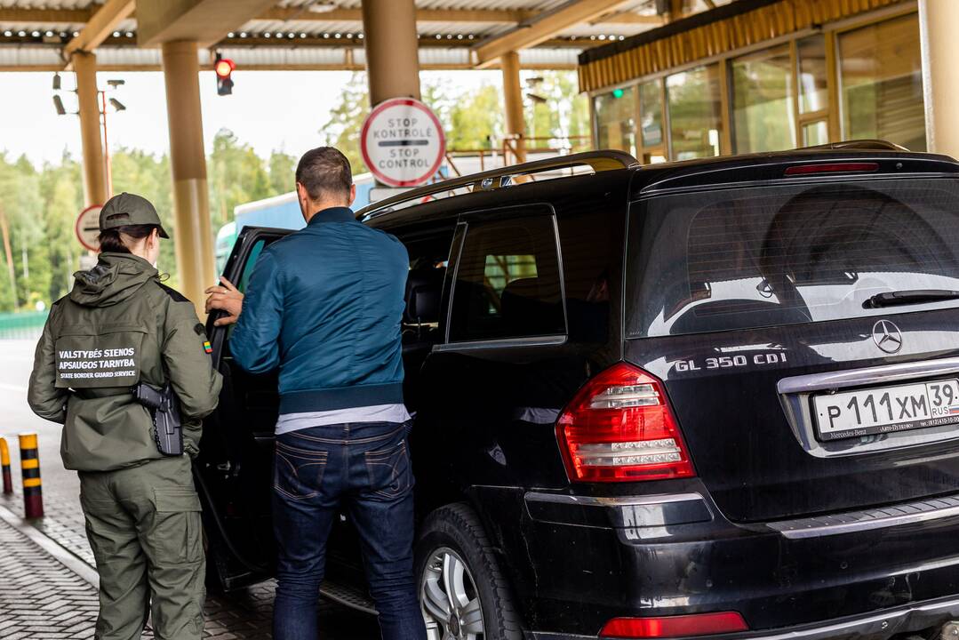 Latvija žada neišduoti vizų nuo mobilizacijos bėgantiems rusams, Lietuva spręs individualiai