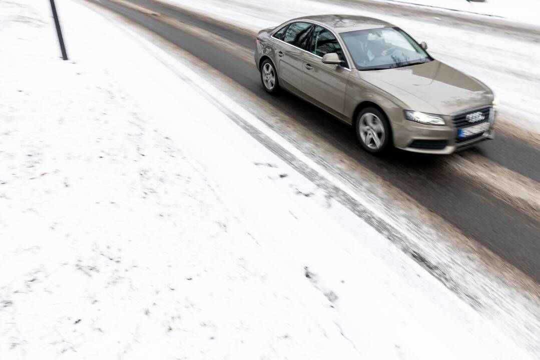 Rinkitės saugų greitį: naktį eismo sąlygas sunkins plikledis