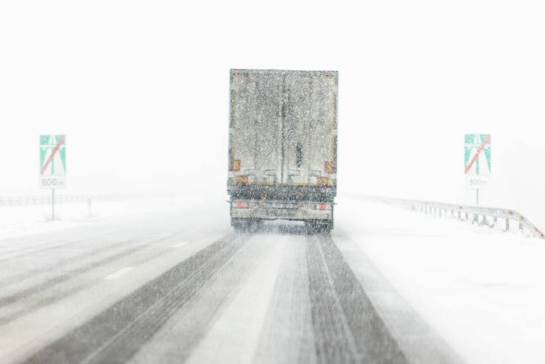 Kelininkai įspėja: naktį eismo sąlygas sunkins snygis ir plikledis