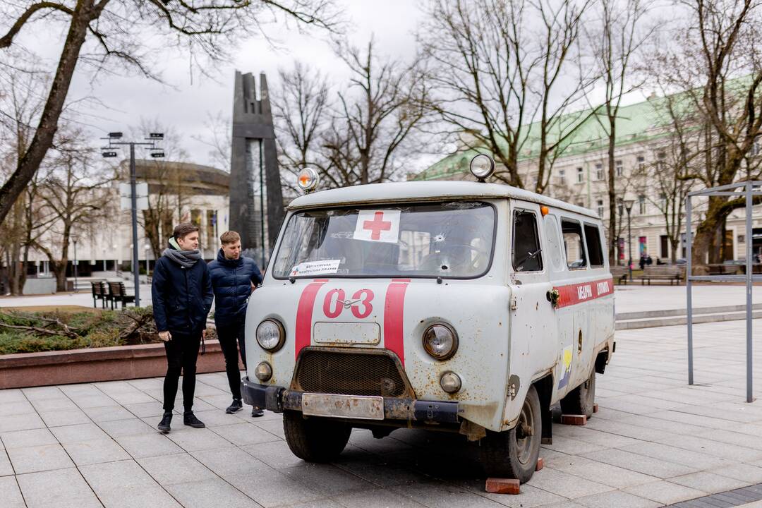 Sušaudytas greitosios pagalbos automobilis iš Ukrainos