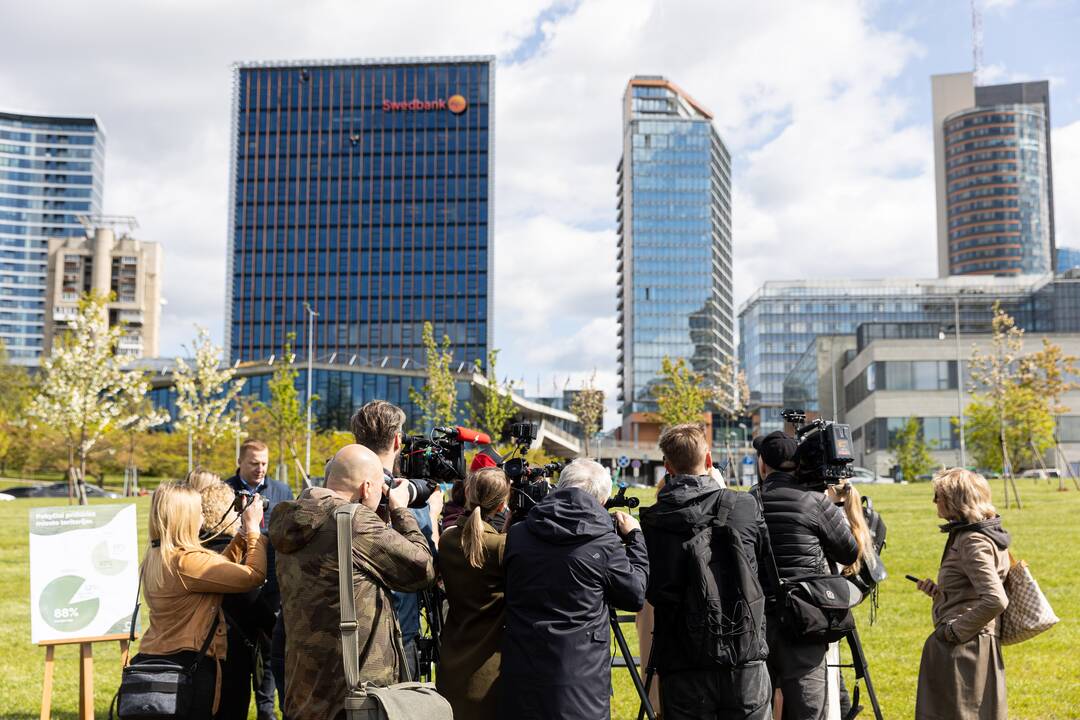 Spaudos konferencija dėl pievų šienavimo Vilniuje