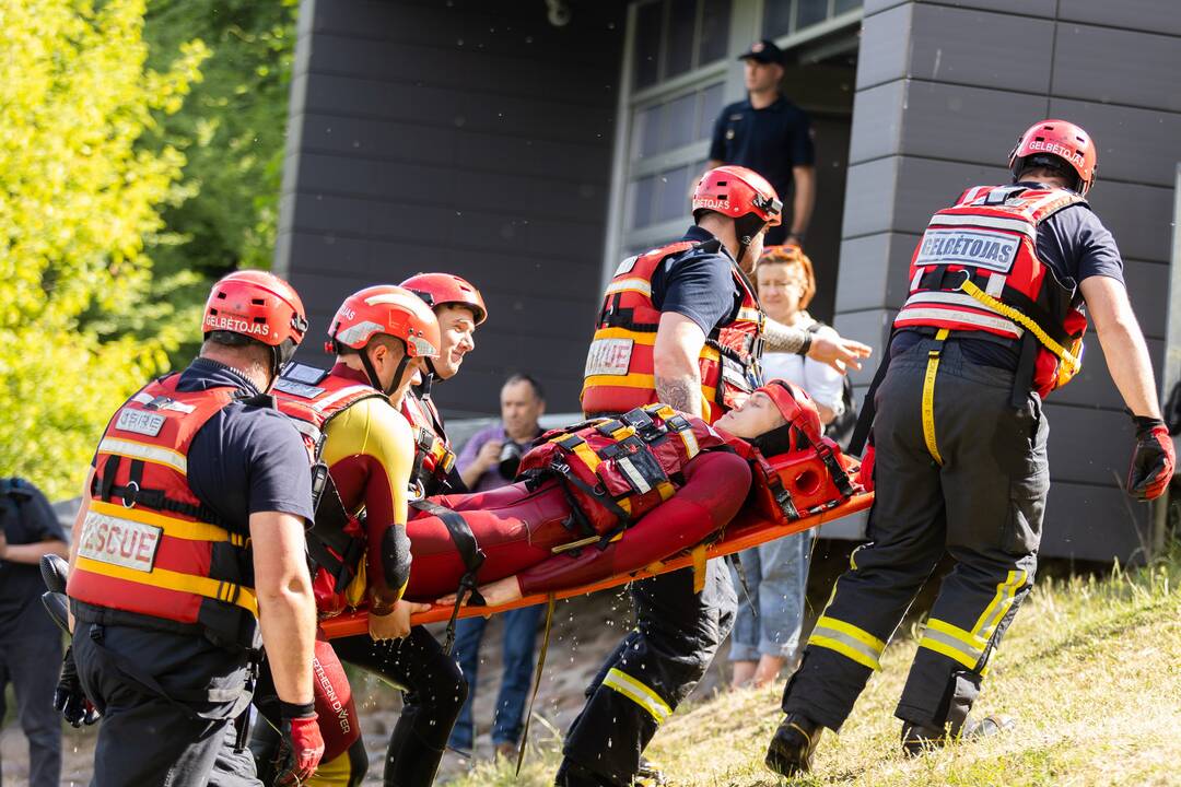 Ugniagesiai gelbėtojai pademonstravo naują gelbėjimo įrangą