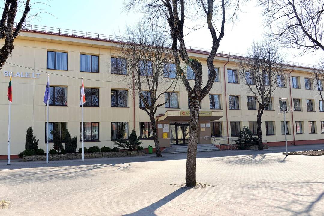 Girtas prie vairo ir su naminuke įkliuvę Šilalės politikai neteks mandatų