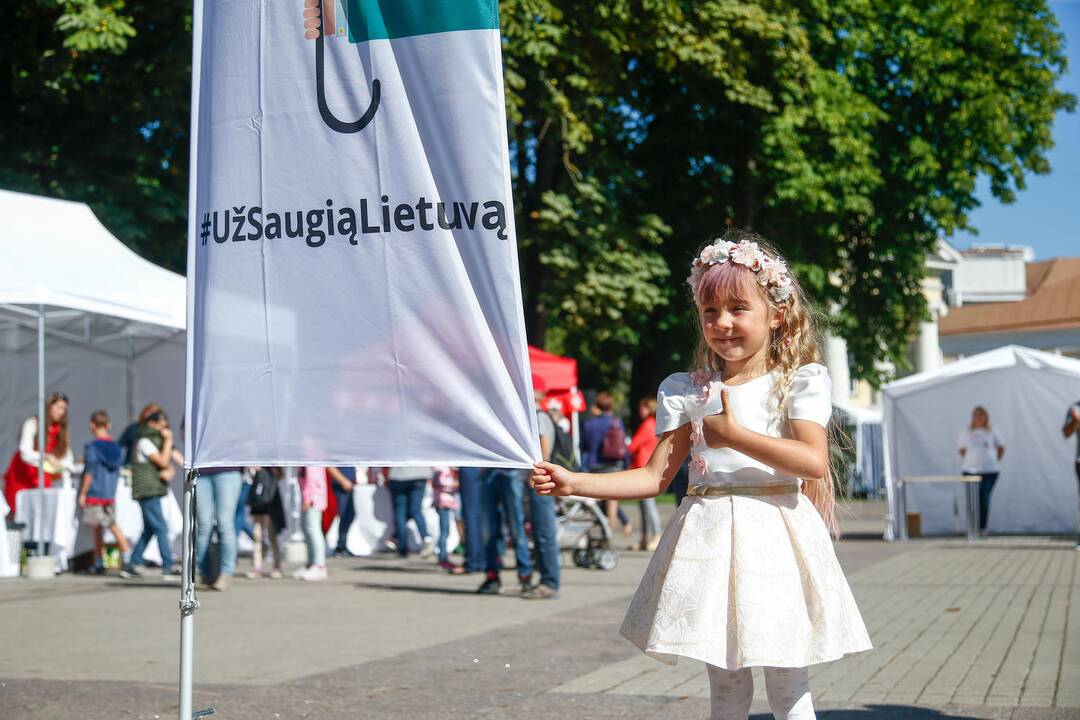 Mokyklinių prekių rinkimo mugė S. Daukanto aikštėje