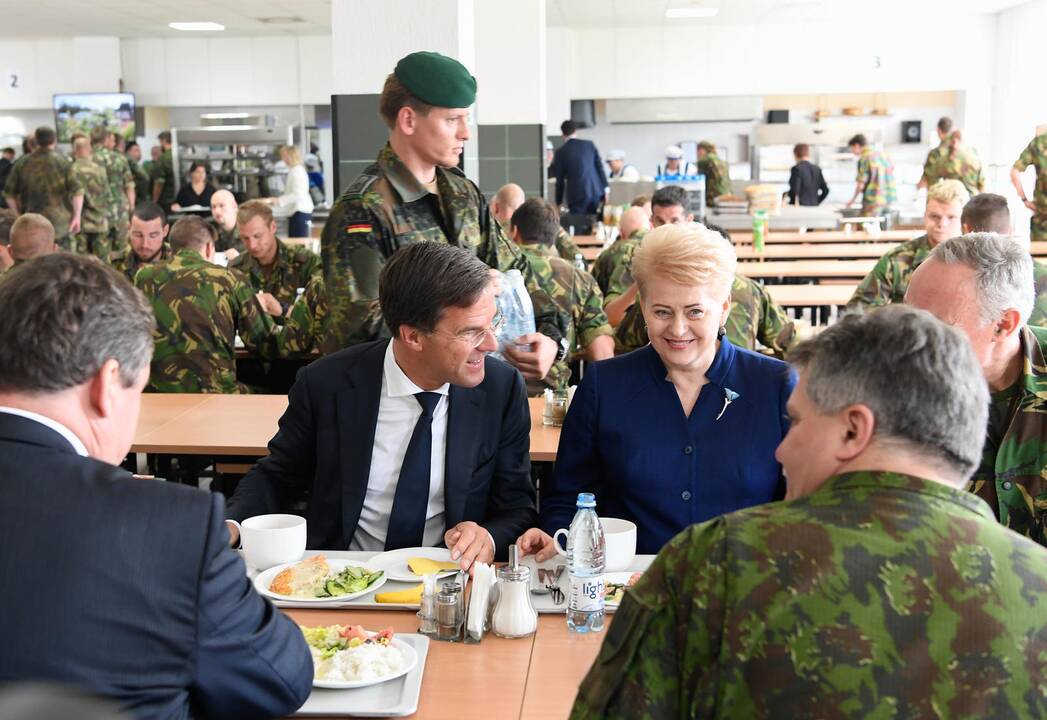 Olandijos premjeras aplankė karius