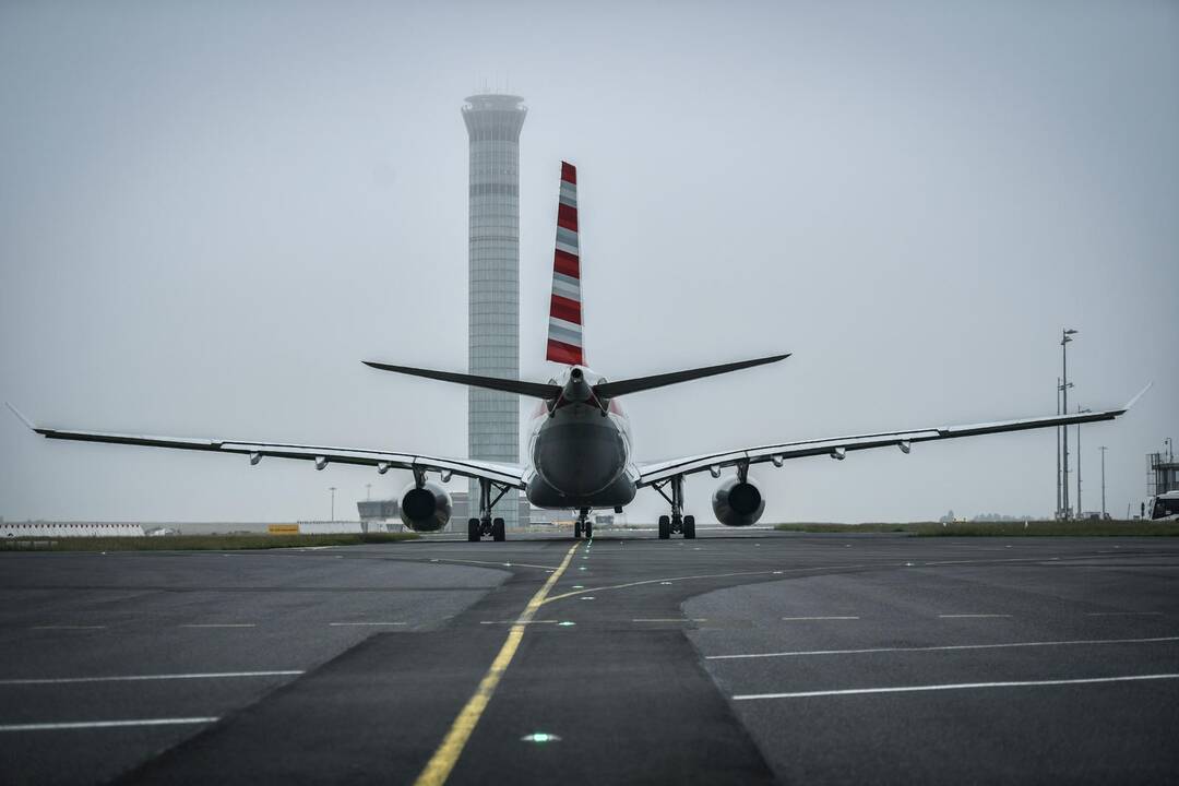 Rengiantis kilti sprogo Kirgizijos aviakompanijos lėktuvo padangos