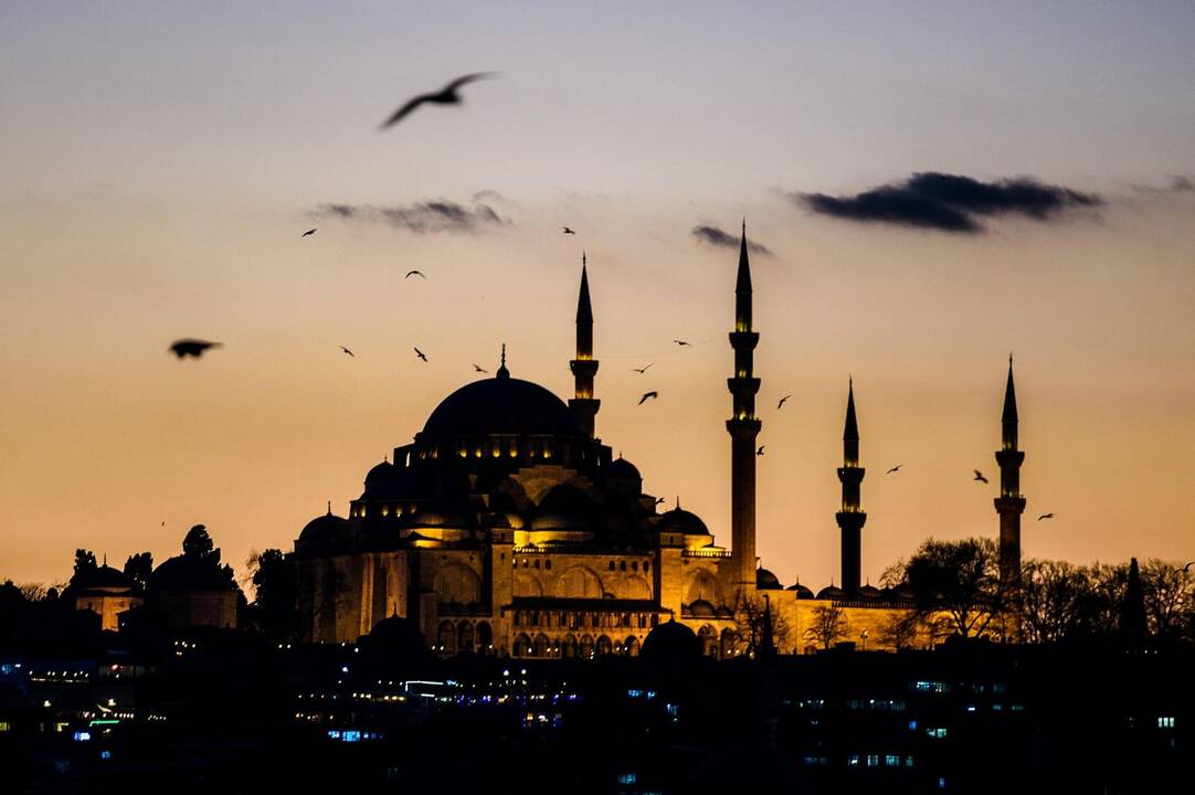 1930 m. du pagrindiniai Turkijos miestai — Konstantinopolis ir Angora — pervardyti Stambulu ir Ankara
