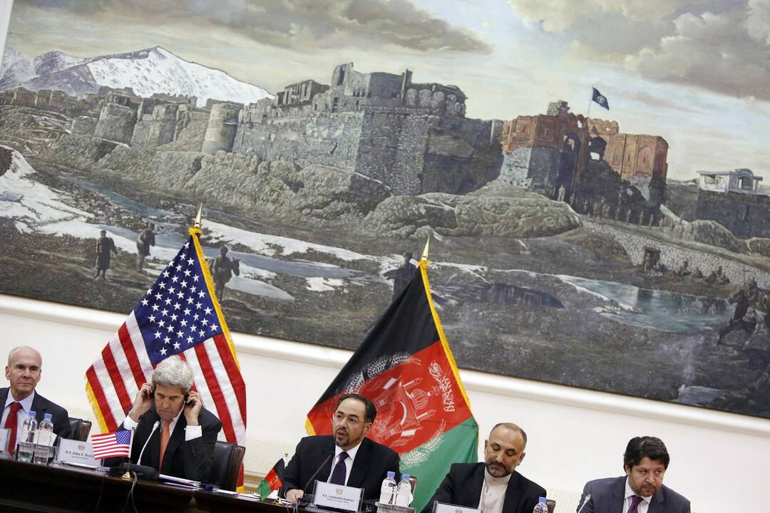 J. Kerry netikėtai atvyko į Kabulą pademonstruoti palaikymo vyriausybei