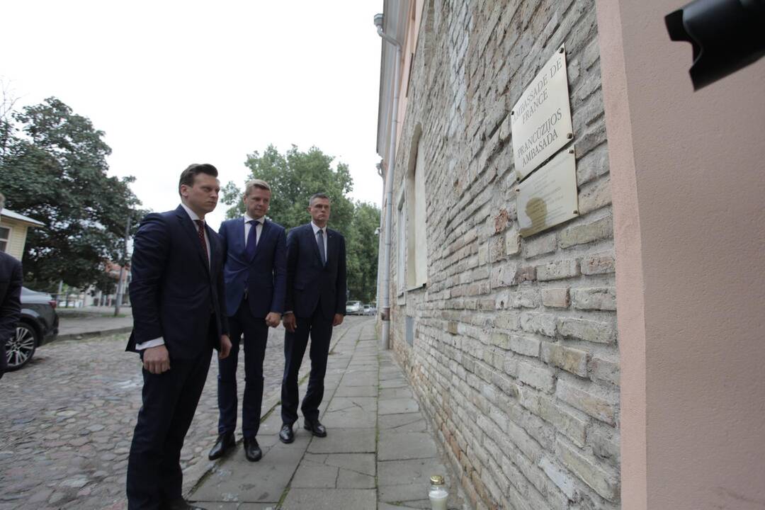 Gėlės ir žvakutės prie Prancūzijos ambasados Vilniuje