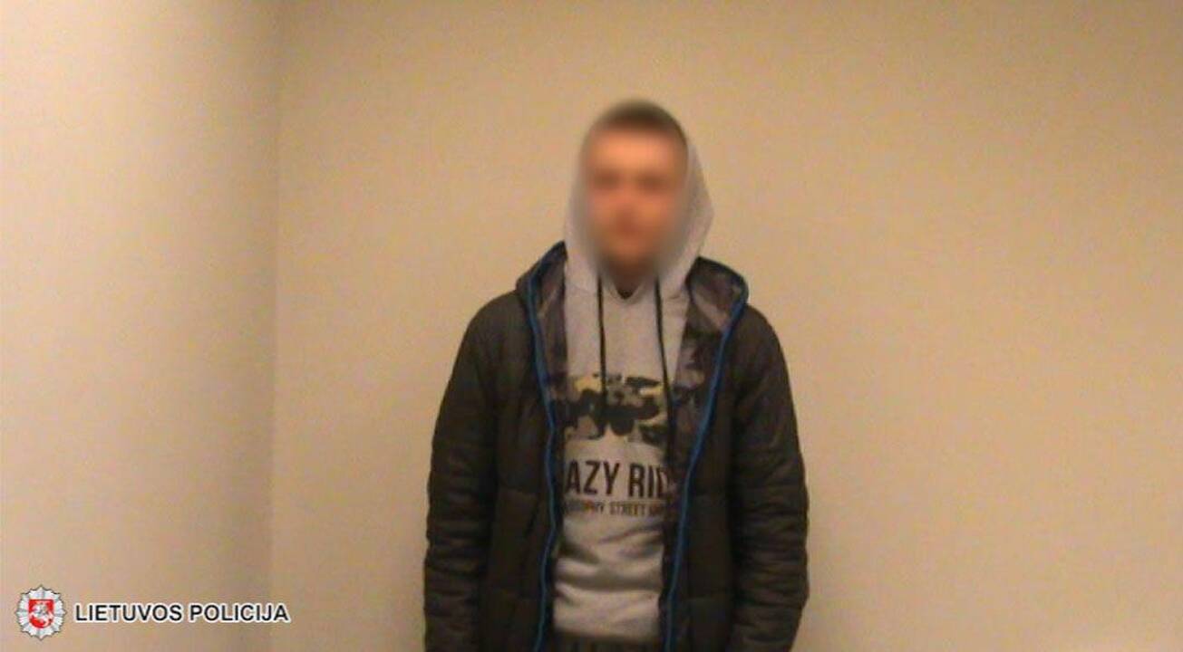 Nepilnametis moteriai su kūdikiu grasino peiliu ir ją apiplėšė