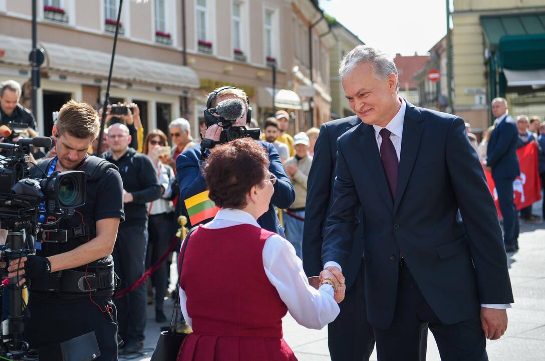 G. Nausėda apsilankė prie J. Basanavičiaus paminklo