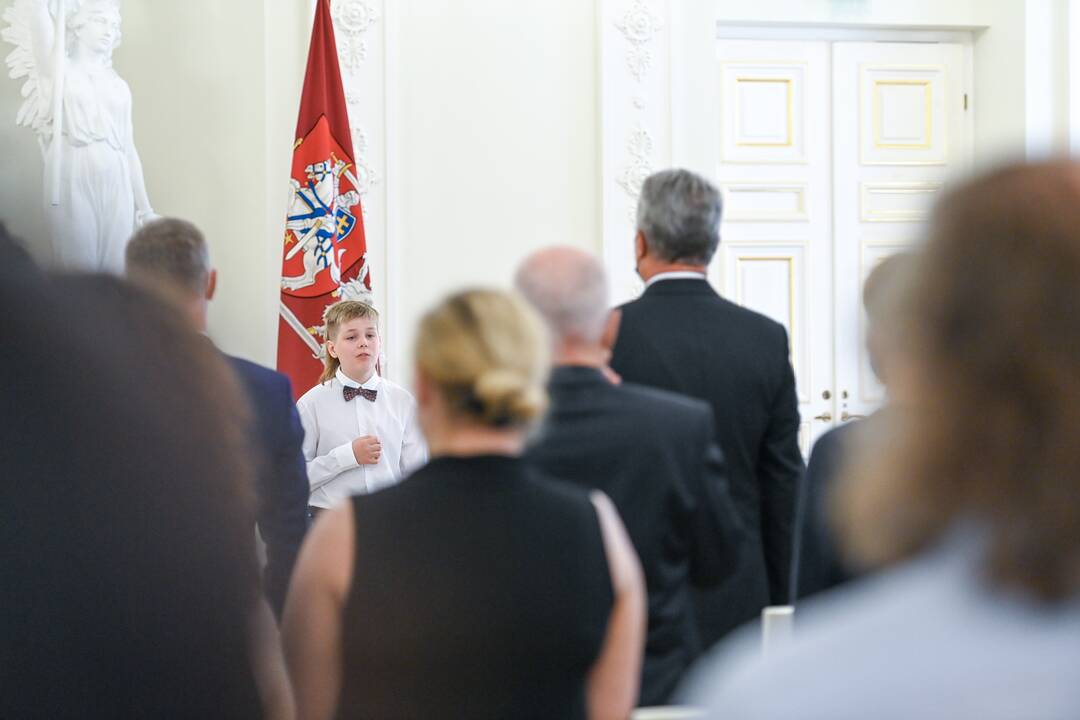 Prezidentas įteikė Vasario 16-osios apdovanojimus
