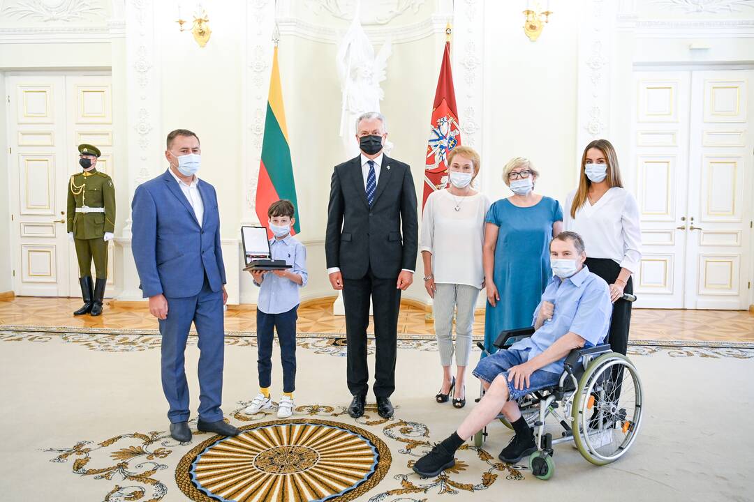 Prezidentas įteikė Vasario 16-osios apdovanojimus