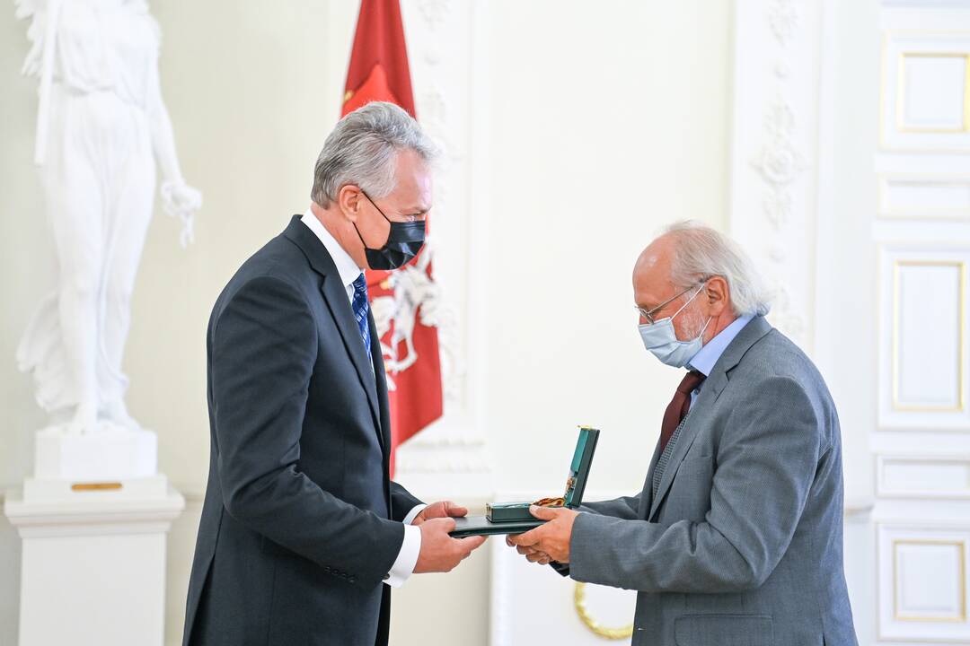 Prezidentas įteikė Vasario 16-osios apdovanojimus