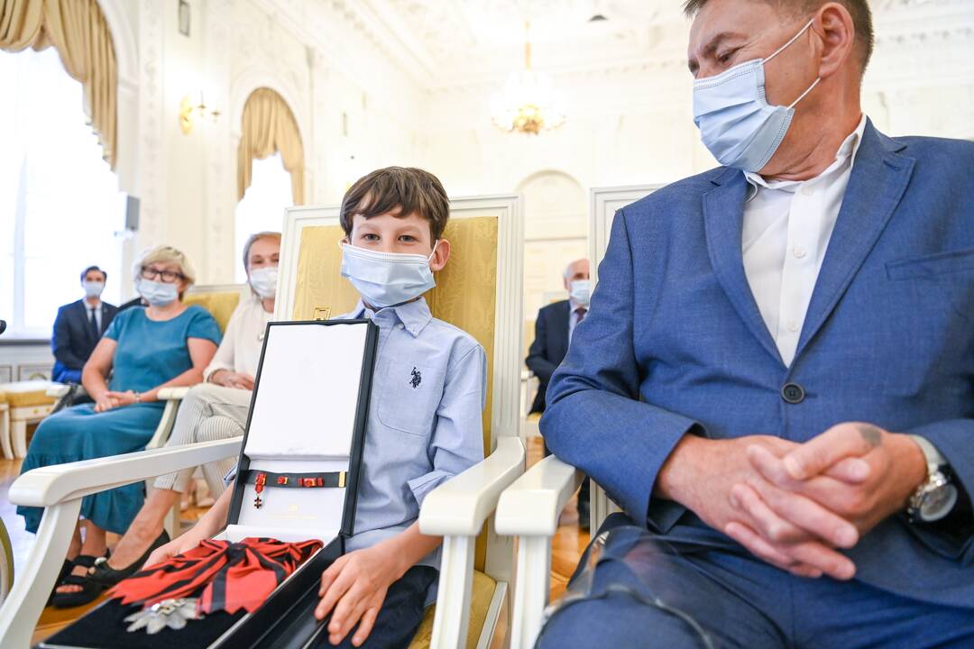 Prezidentas įteikė Vasario 16-osios apdovanojimus