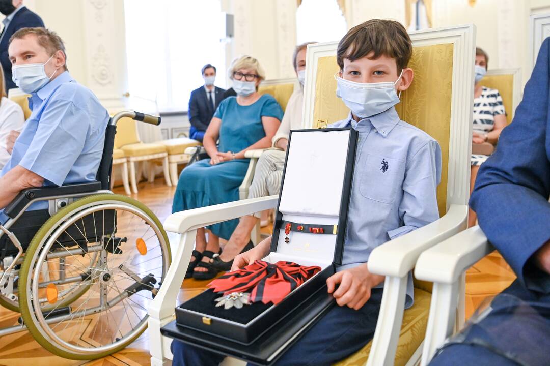 Prezidentas įteikė Vasario 16-osios apdovanojimus