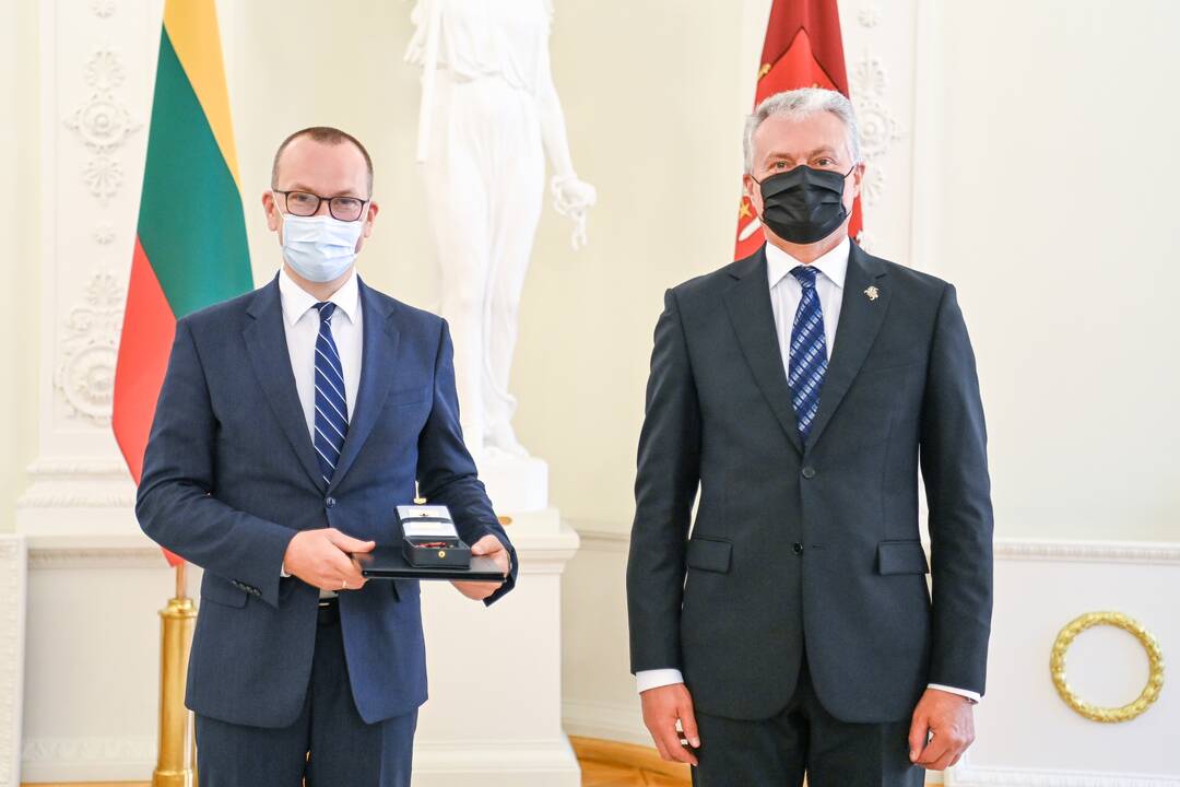 Prezidentas įteikė Vasario 16-osios apdovanojimus