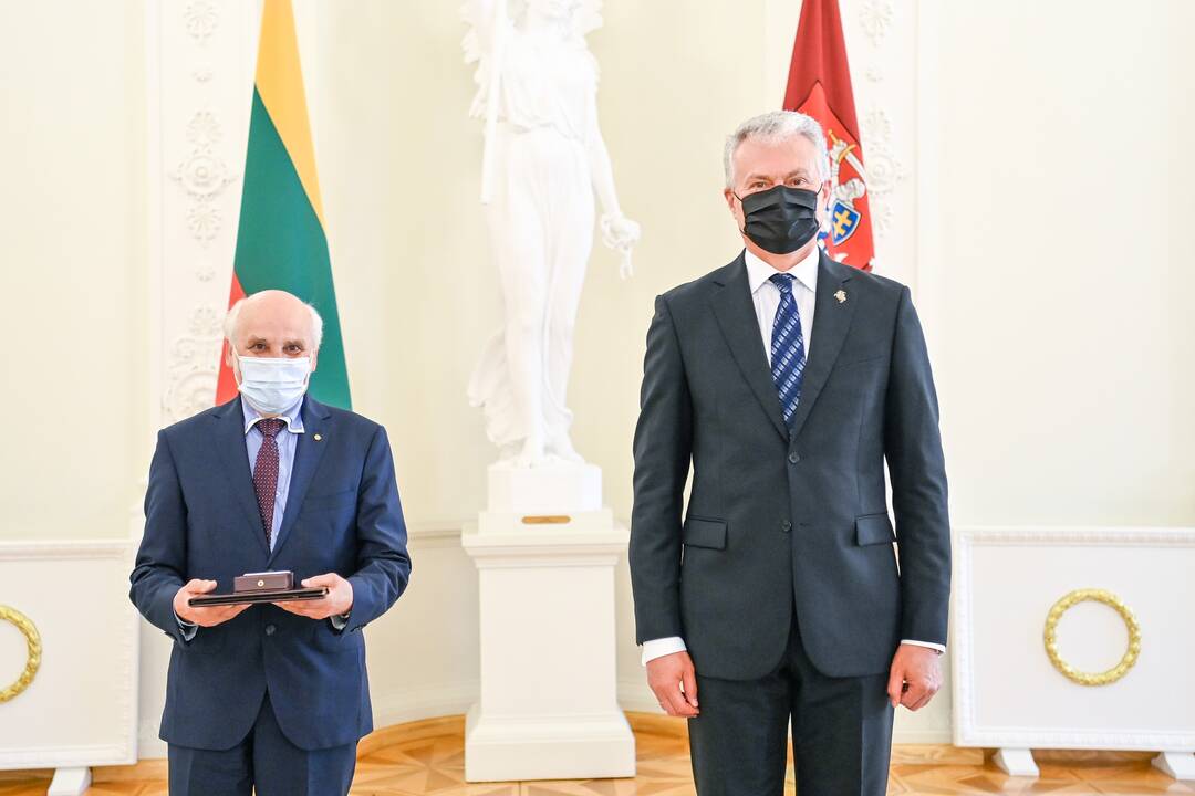 Prezidentas įteikė Vasario 16-osios apdovanojimus