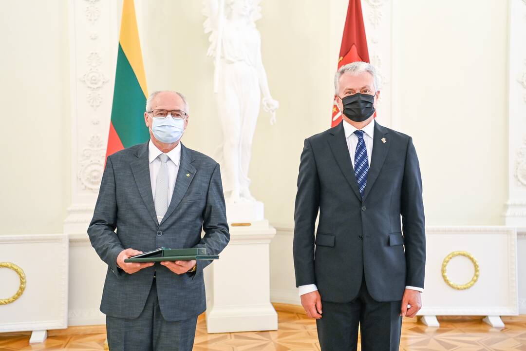 Prezidentas įteikė Vasario 16-osios apdovanojimus