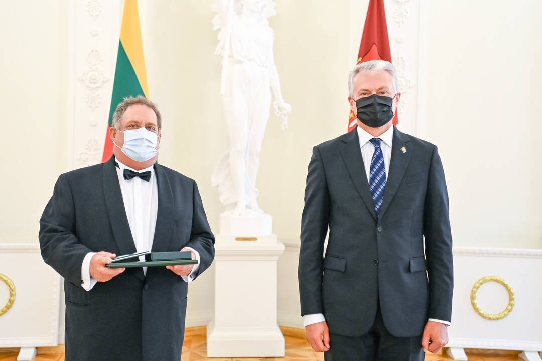 Prezidentas įteikė Vasario 16-osios apdovanojimus