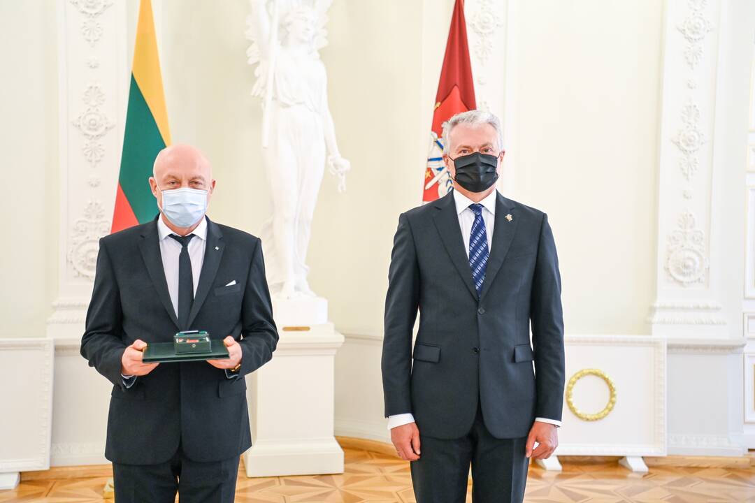 Prezidentas įteikė Vasario 16-osios apdovanojimus