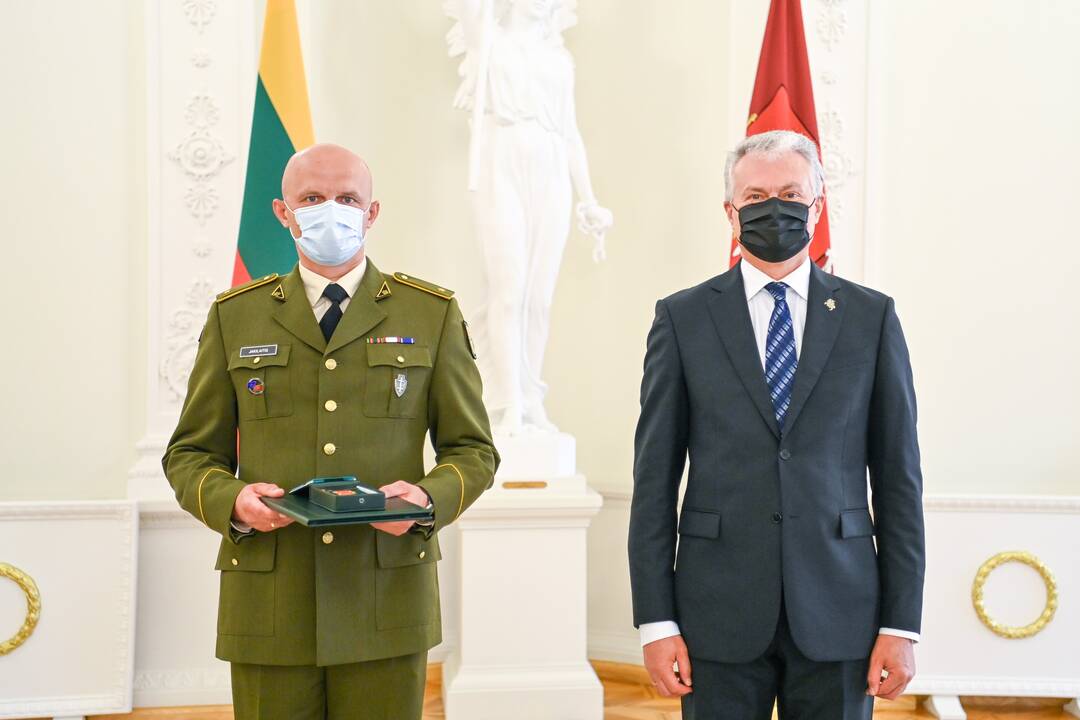 Prezidentas įteikė Vasario 16-osios apdovanojimus