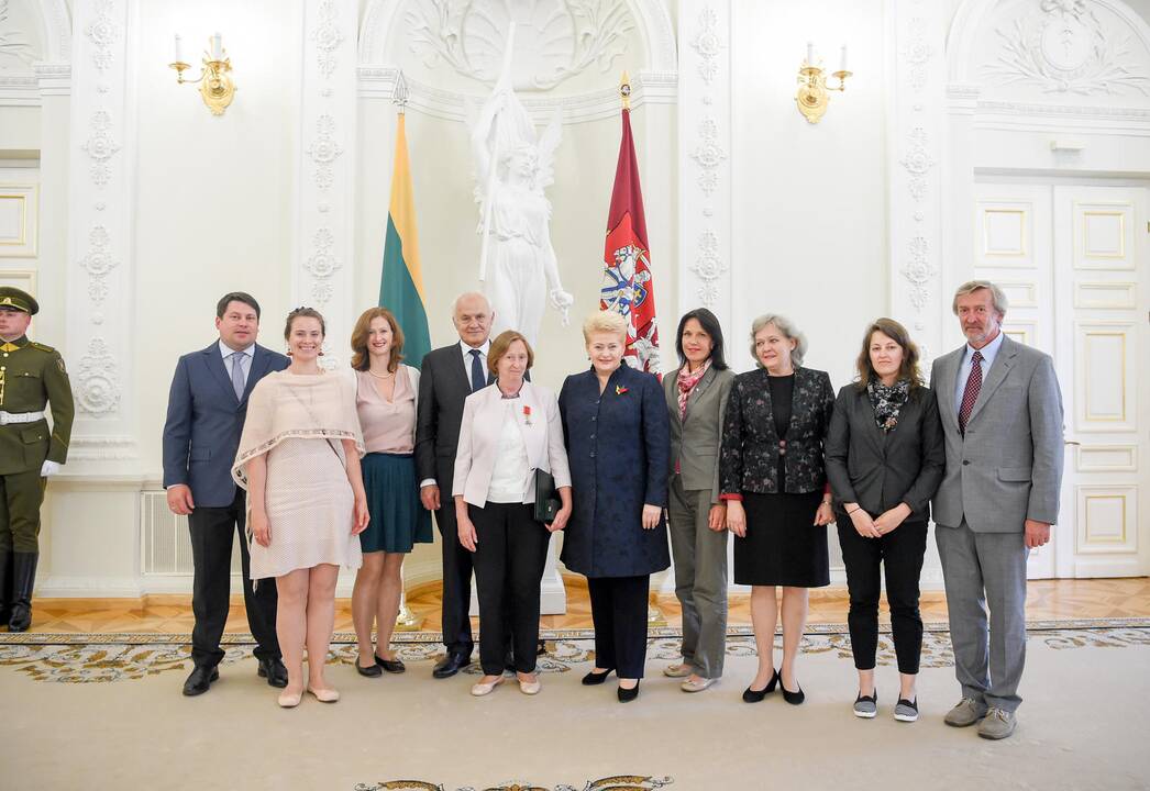 Prezidentė įteikė valstybės ordinus ir medalius