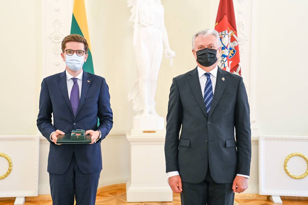 Prezidentas įteikė Vasario 16-osios apdovanojimus