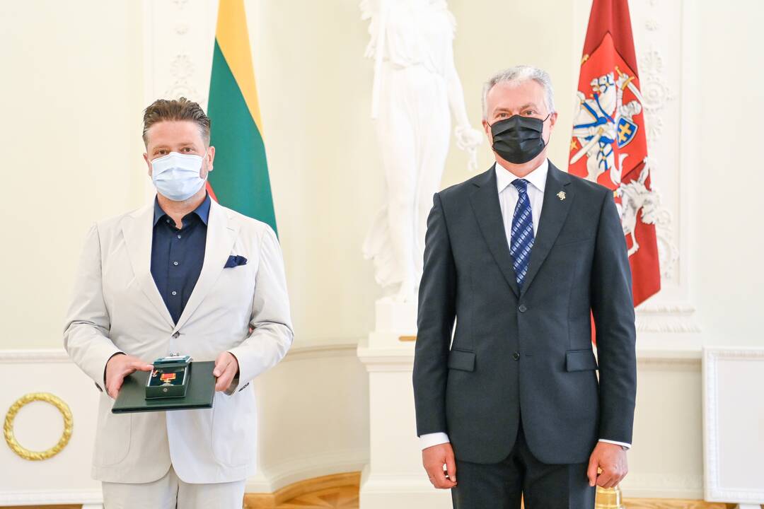 Prezidentas įteikė Vasario 16-osios apdovanojimus
