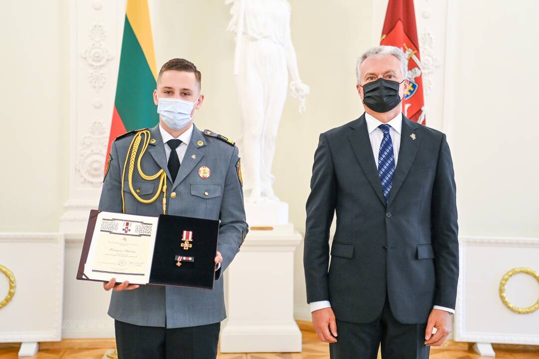 Prezidentas įteikė Vasario 16-osios apdovanojimus
