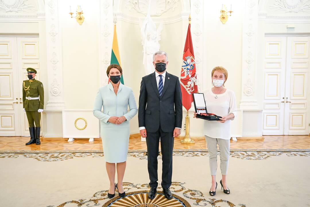 Prezidentas įteikė Vasario 16-osios apdovanojimus