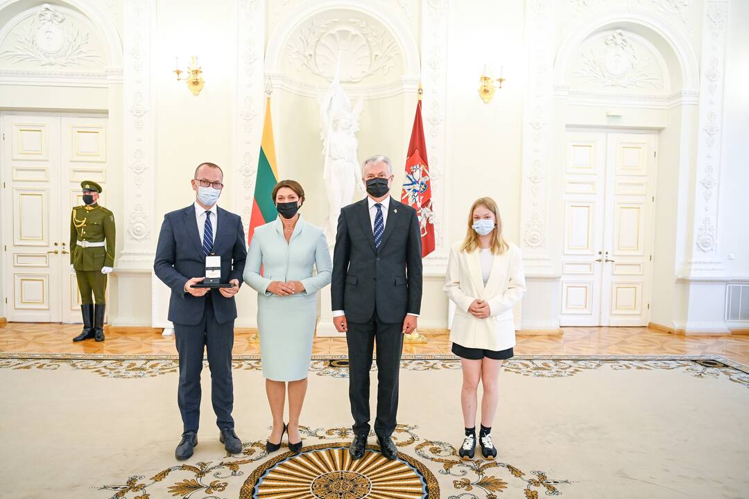 Prezidentas įteikė Vasario 16-osios apdovanojimus