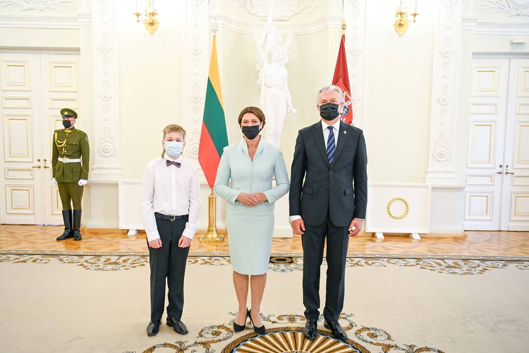 Prezidentas įteikė Vasario 16-osios apdovanojimus