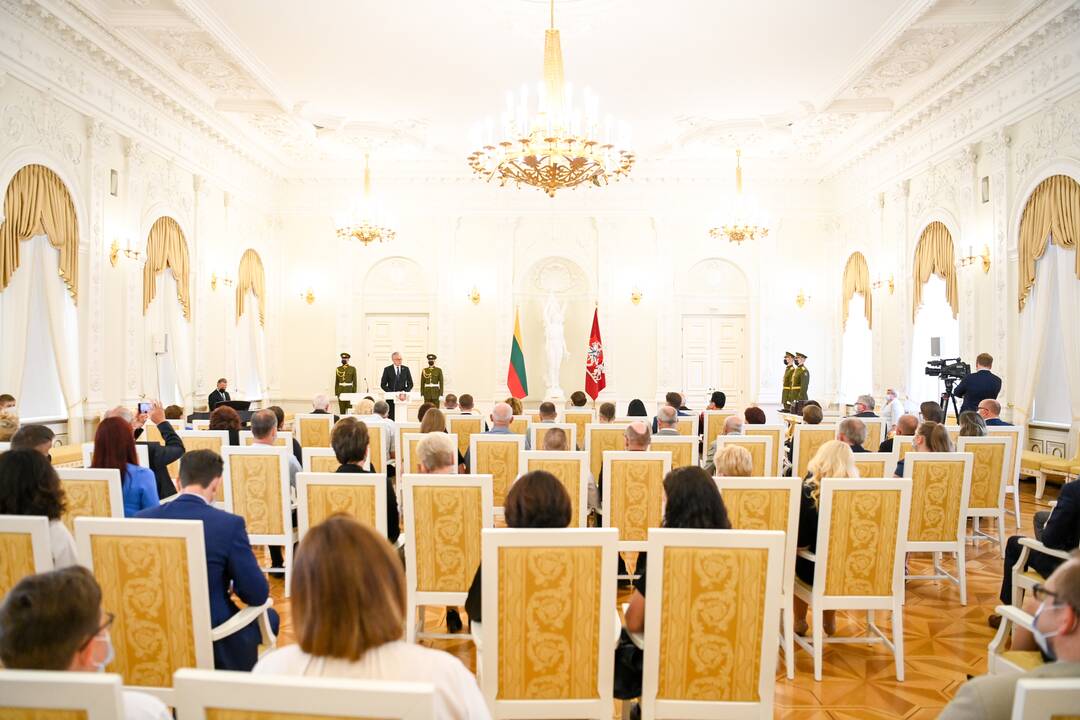 Prezidentas įteikė Vasario 16-osios apdovanojimus