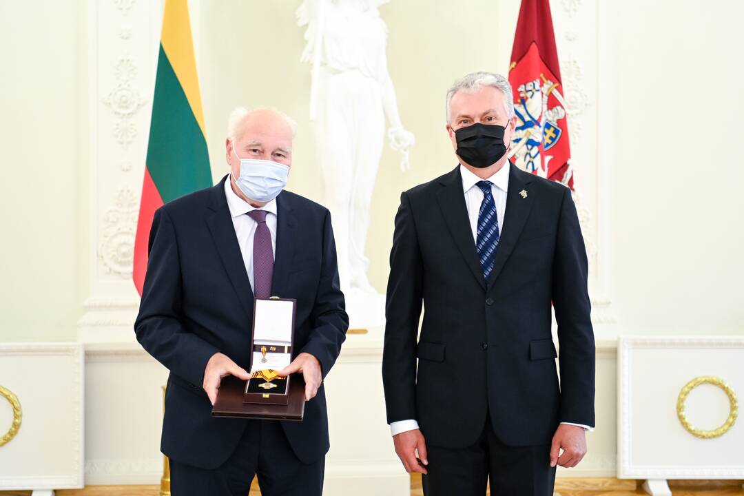 Prezidentas įteikė Vasario 16-osios apdovanojimus