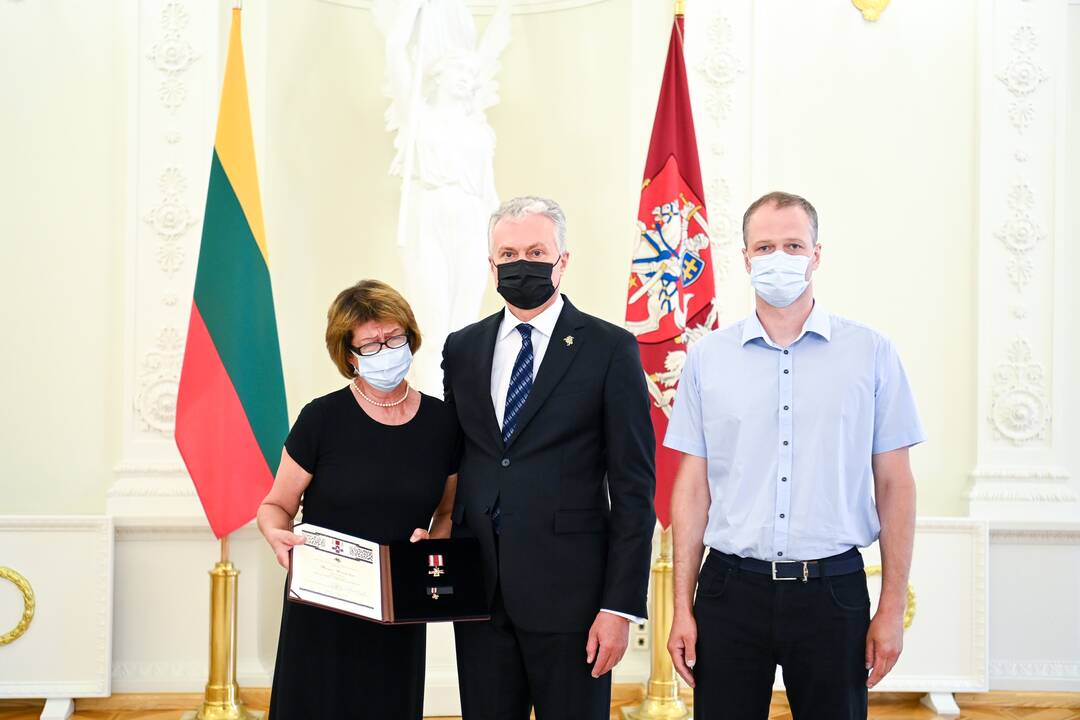 Prezidentas įteikė Vasario 16-osios apdovanojimus