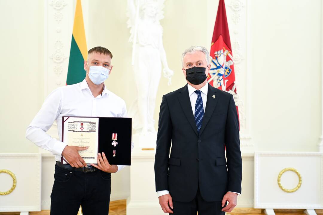 Prezidentas įteikė Vasario 16-osios apdovanojimus