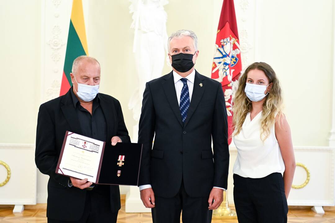 Prezidentas įteikė Vasario 16-osios apdovanojimus